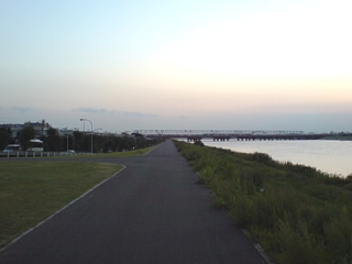 夕方の堤防.jpg